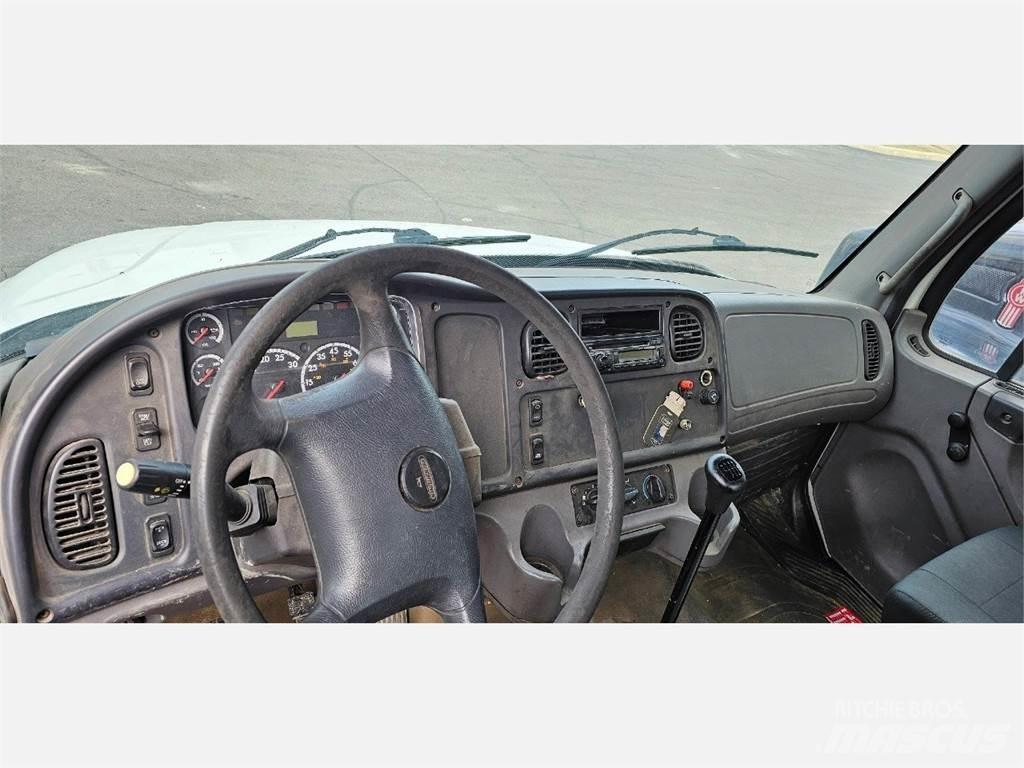 Freightliner M2 106 Camion plateau