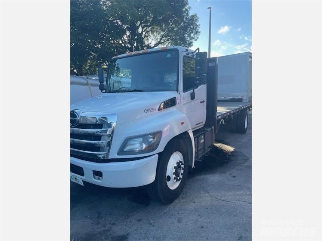 Hino 338 Camion plateau