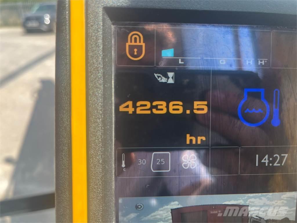 JCB JS130 LC Pelle sur chenilles