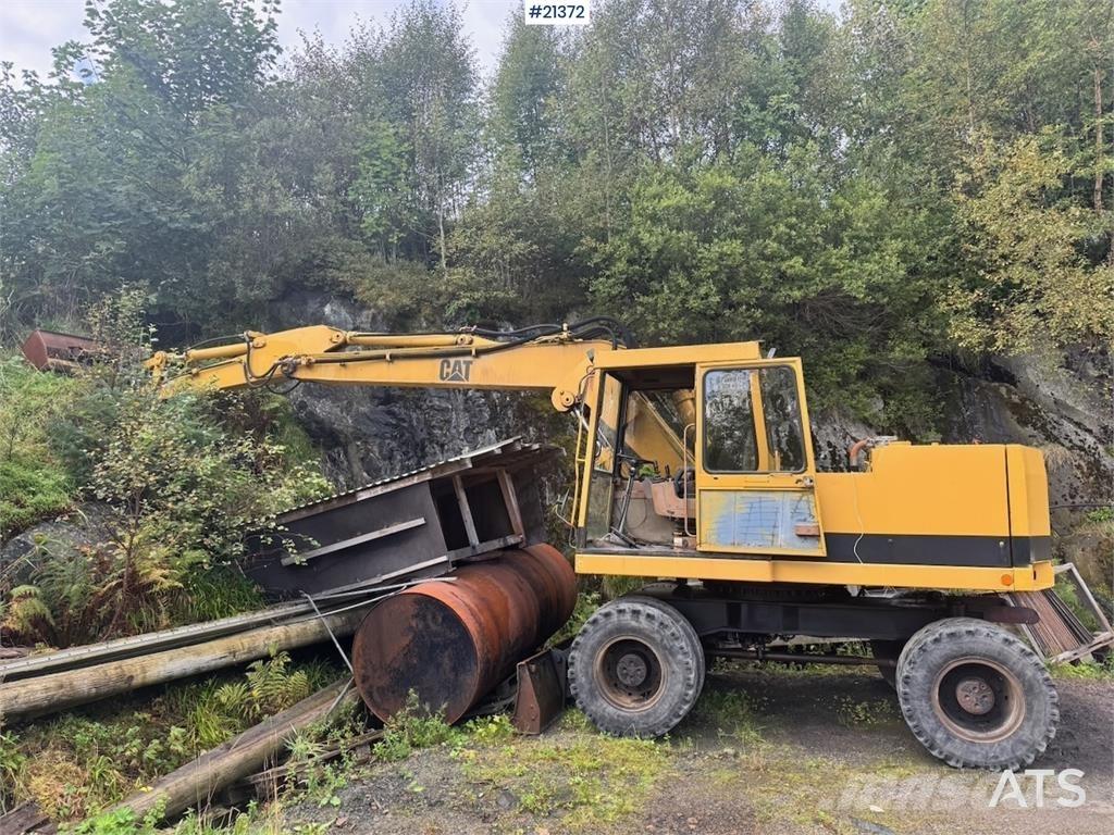 CAT 212B Pelle sur pneus