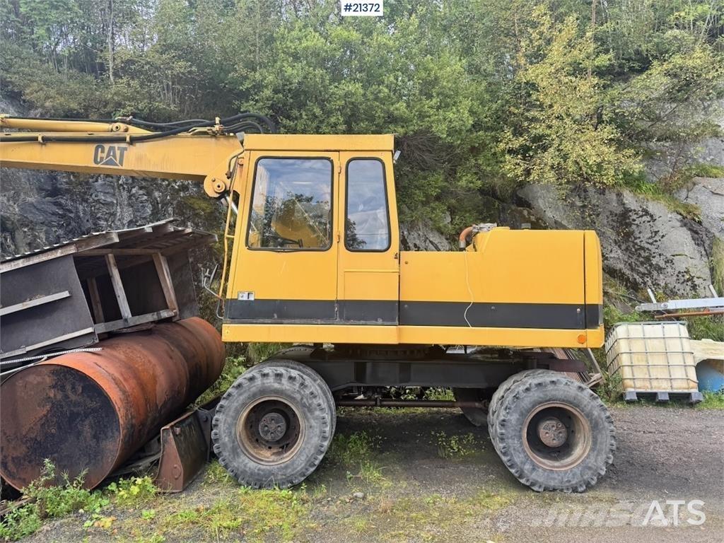 CAT 212B Pelle sur pneus