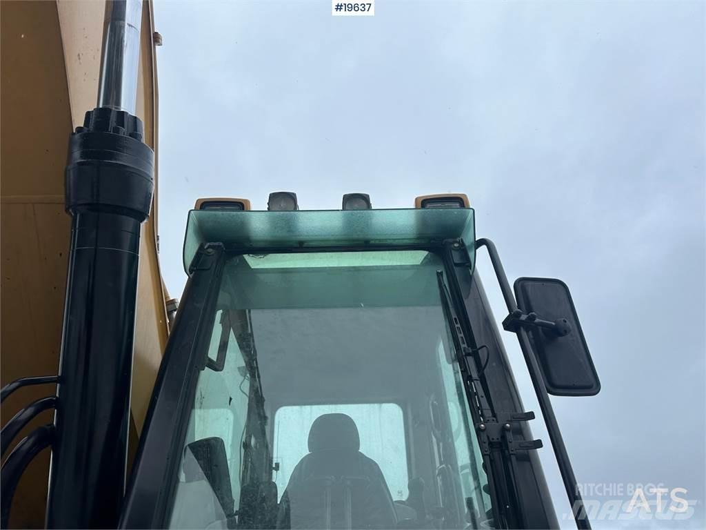 CAT 300D Pelle sur chenilles