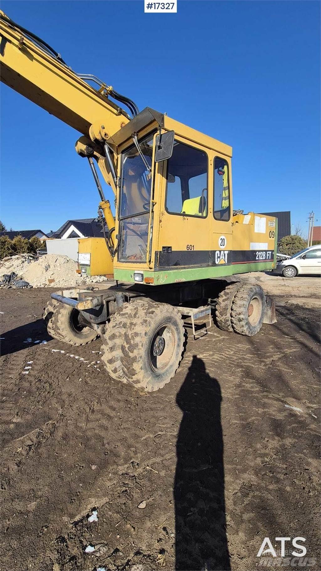 CAT 212BFT Pelle sur pneus
