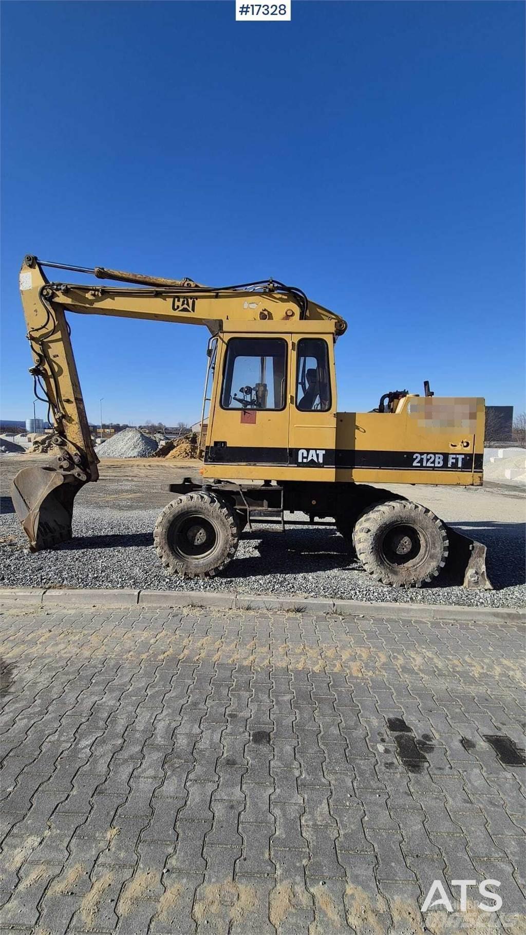 CAT 212BFT Pelle sur pneus