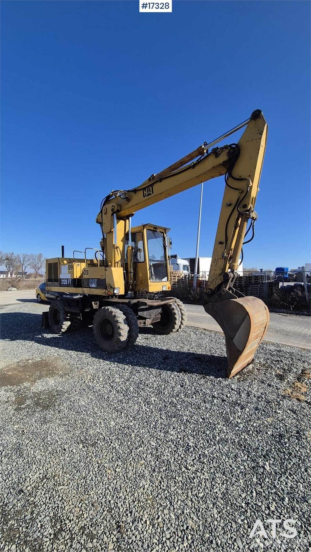 CAT 212BFT Pelle sur pneus