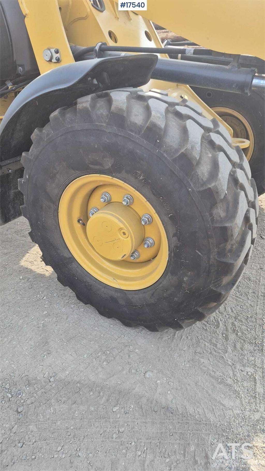 CAT 906M Chargeuse sur pneus