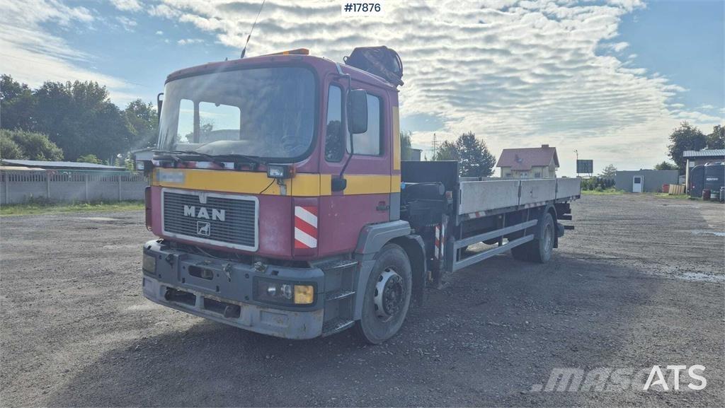 MAN 18.224 Camion plateau ridelle avec grue