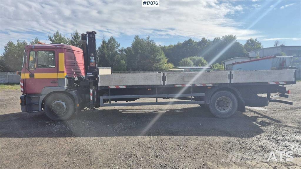 MAN 18.224 Camion plateau ridelle avec grue