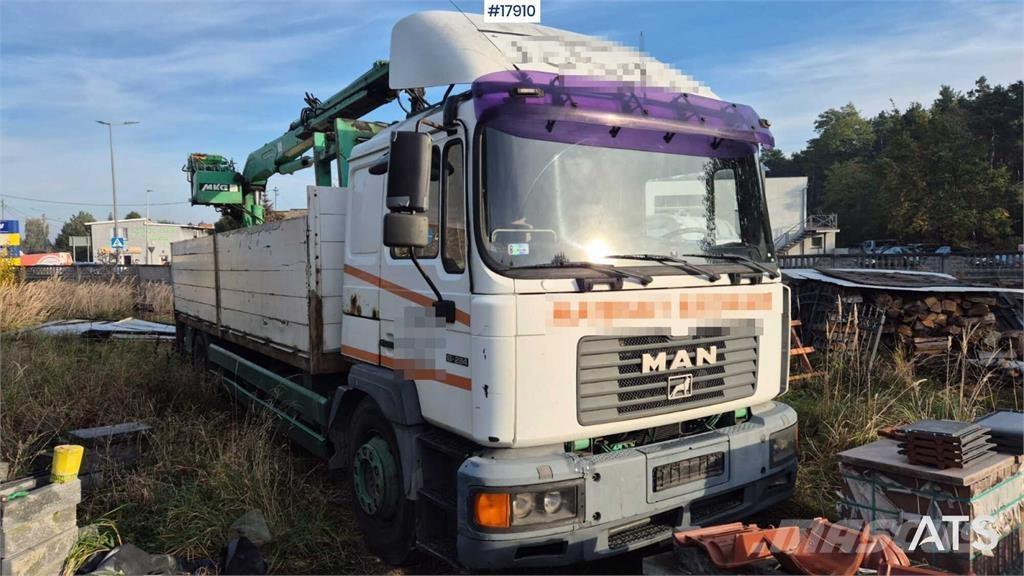 MAN 18.284 Camion plateau ridelle avec grue