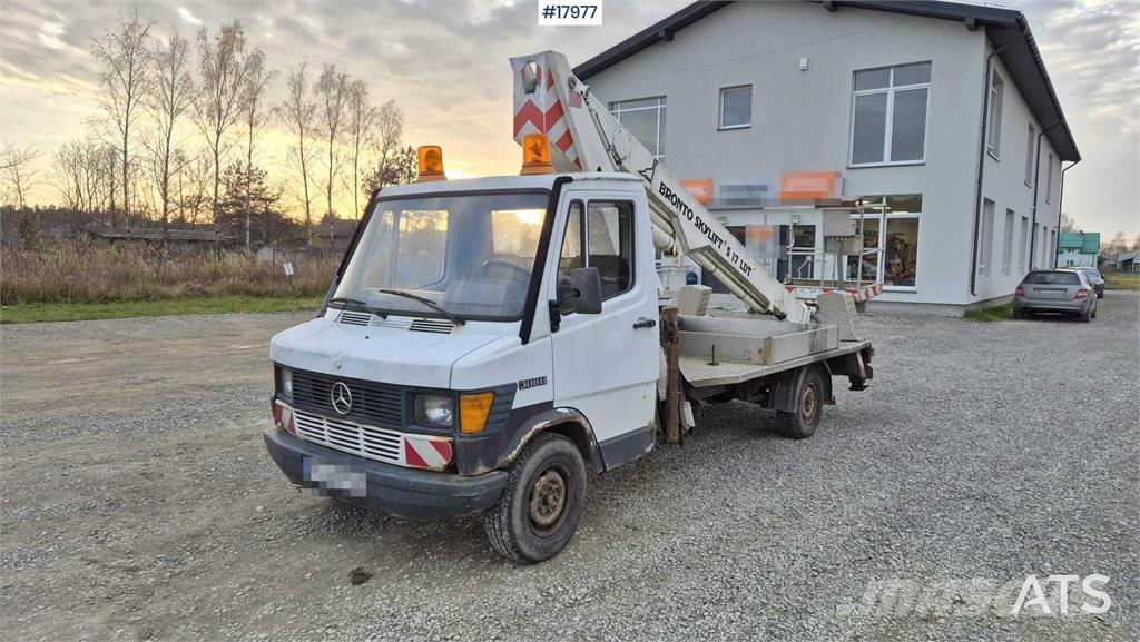 Mercedes-Benz 380D Camion plateau ridelle avec grue