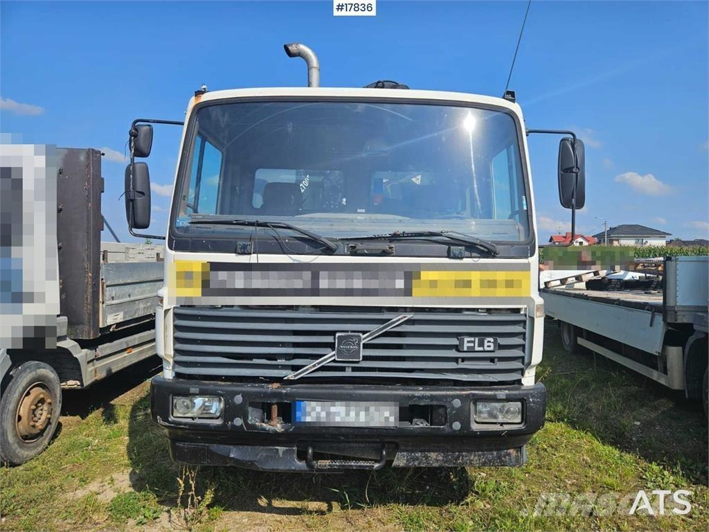 Volvo FL 619 Camion plateau ridelle avec grue
