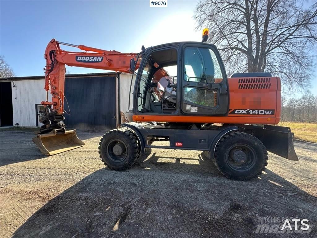 Doosan DX140W Pelle sur pneus