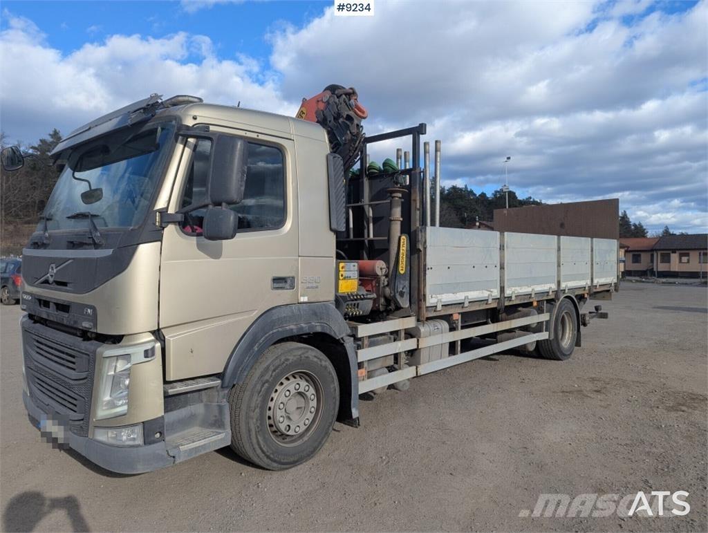 Volvo FM Camion plateau ridelle avec grue
