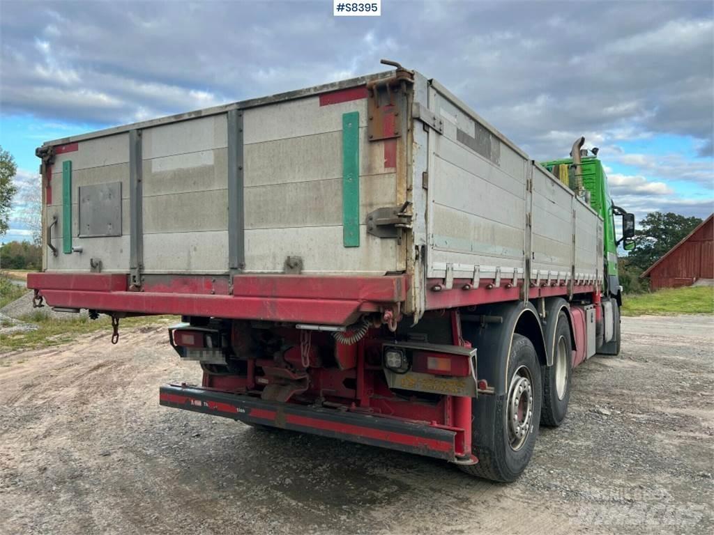 Volvo FM 6x2 Camion plateau ridelle avec grue