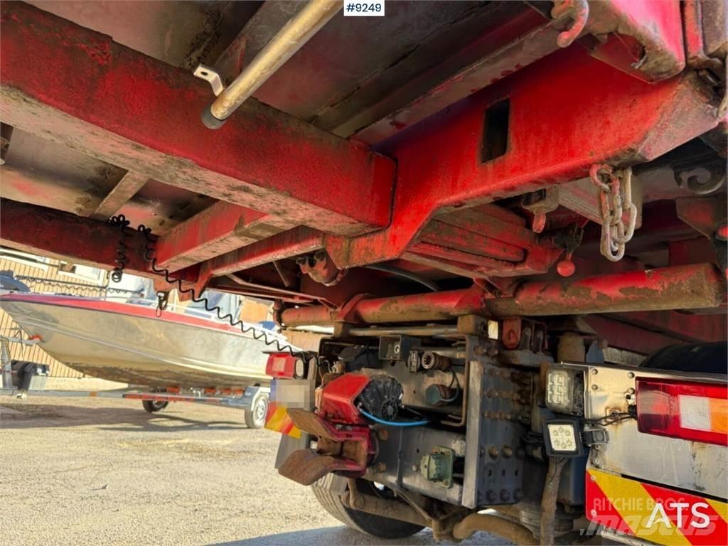 Volvo FM420 Camion plateau ridelle avec grue