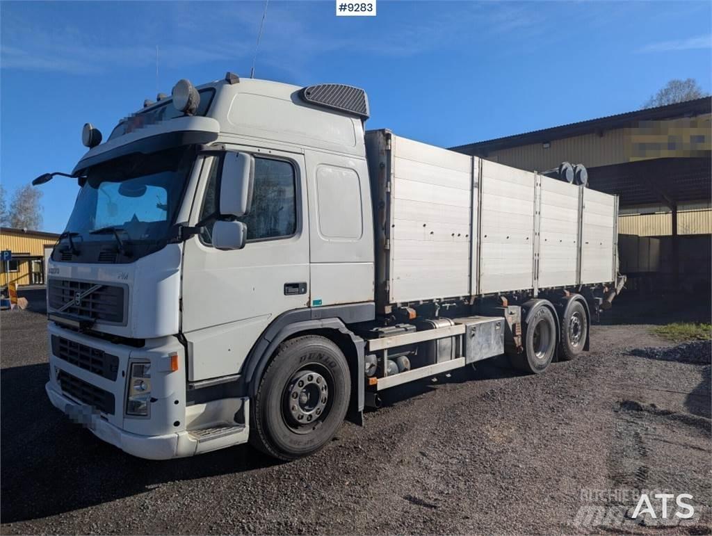 Volvo FM480 6x2 Camion plateau ridelle avec grue