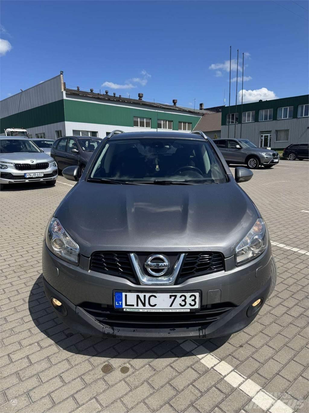 Nissan  Voiture