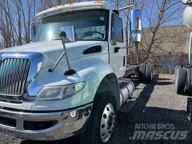 International 4400 Camion plateau