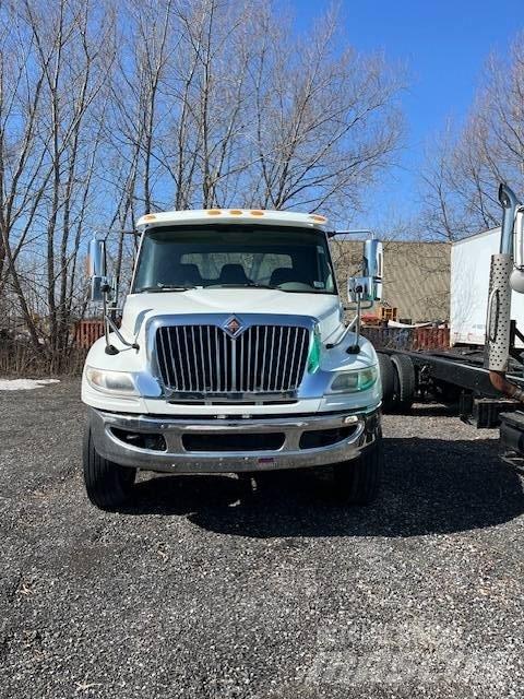 International 4400 Camion plateau