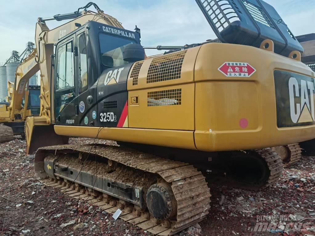 CAT 325 D2 Pelle sur chenilles