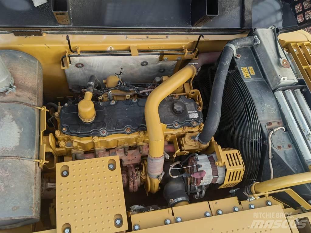 CAT 325 D2 Pelle sur chenilles