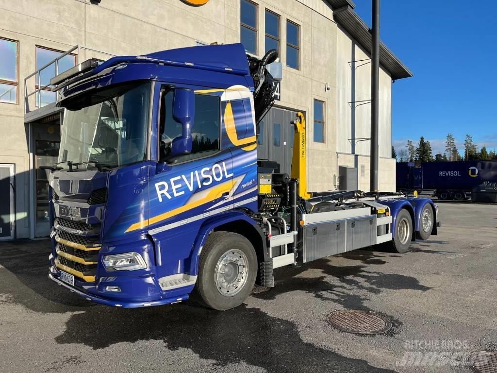 DAF XD 450 FAN Camion plateau ridelle avec grue