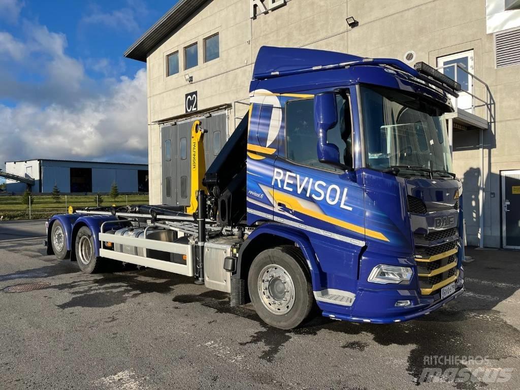 DAF XD 450 FAN Camion plateau ridelle avec grue