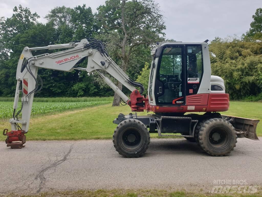 Takeuchi TB295W Pelle sur pneus