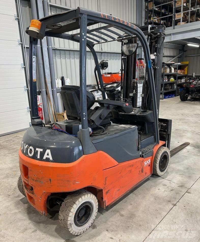 Toyota 8 FBMT 16 Chariots élévateurs électriques