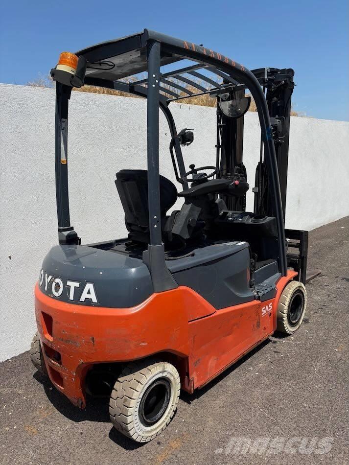Toyota 8 FBMT 16 Chariots élévateurs électriques