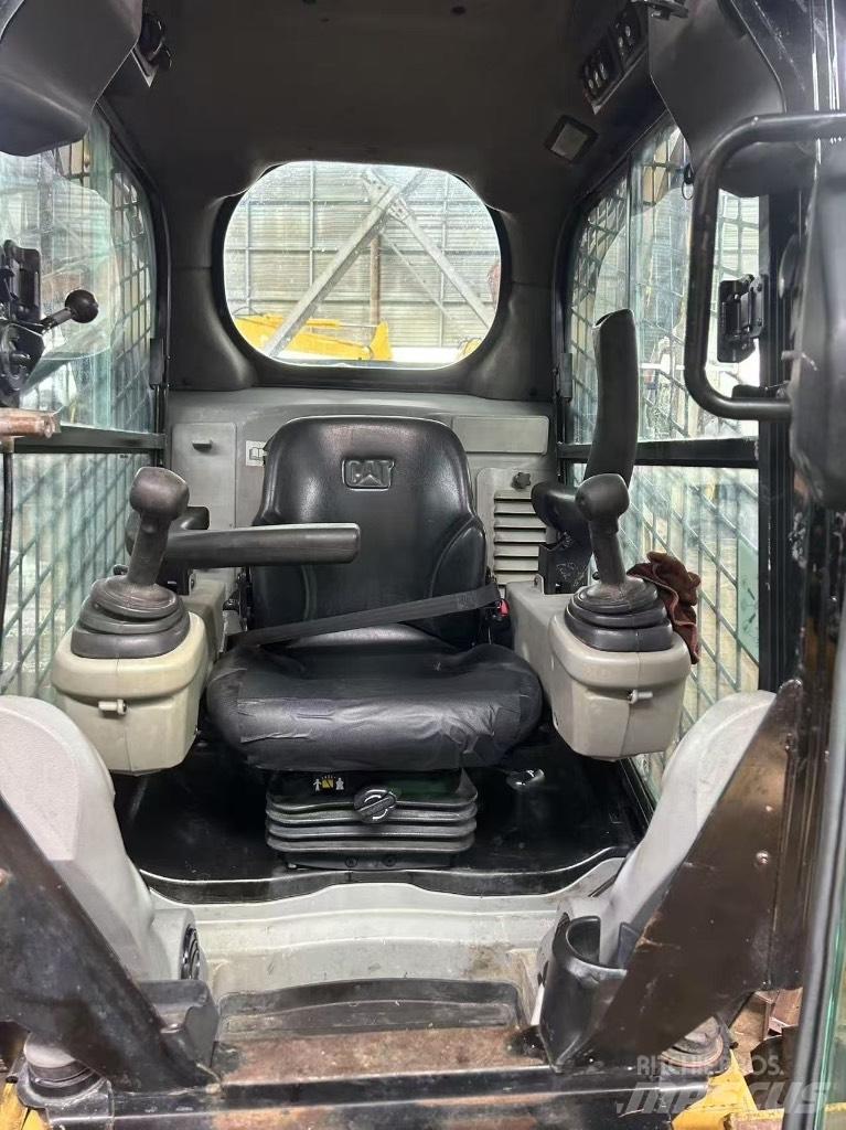 CAT 246 C Chargeuse compacte