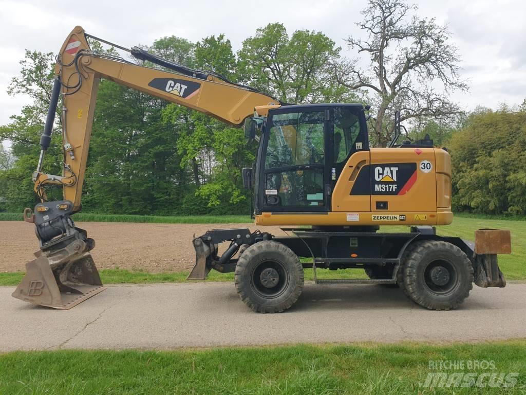 CAT M 317 F Pelle sur pneus