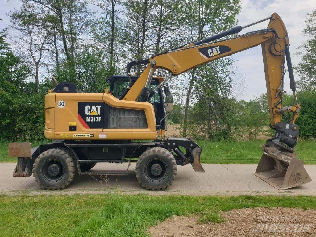 CAT M 317 F Pelle sur pneus