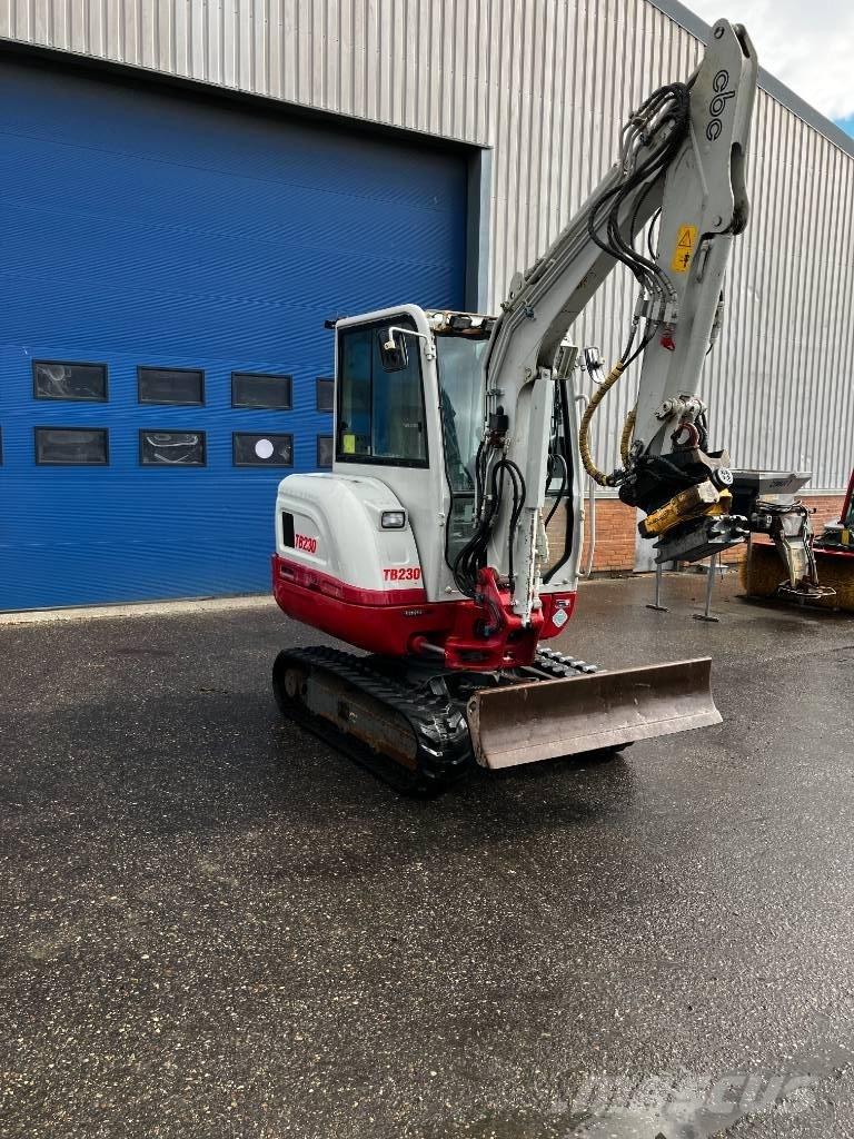 Takeuchi TB 230 Mini pelle < 7t