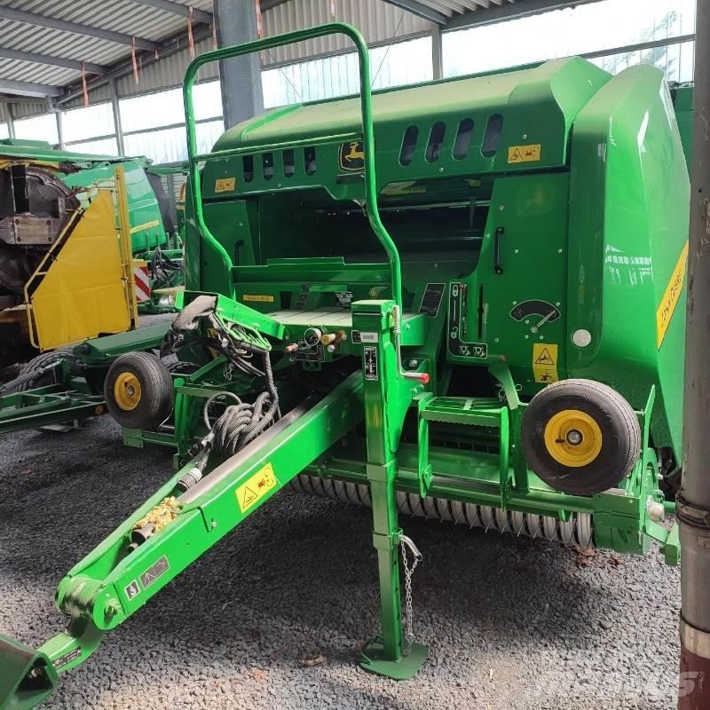 John Deere F441M Presse à balle ronde