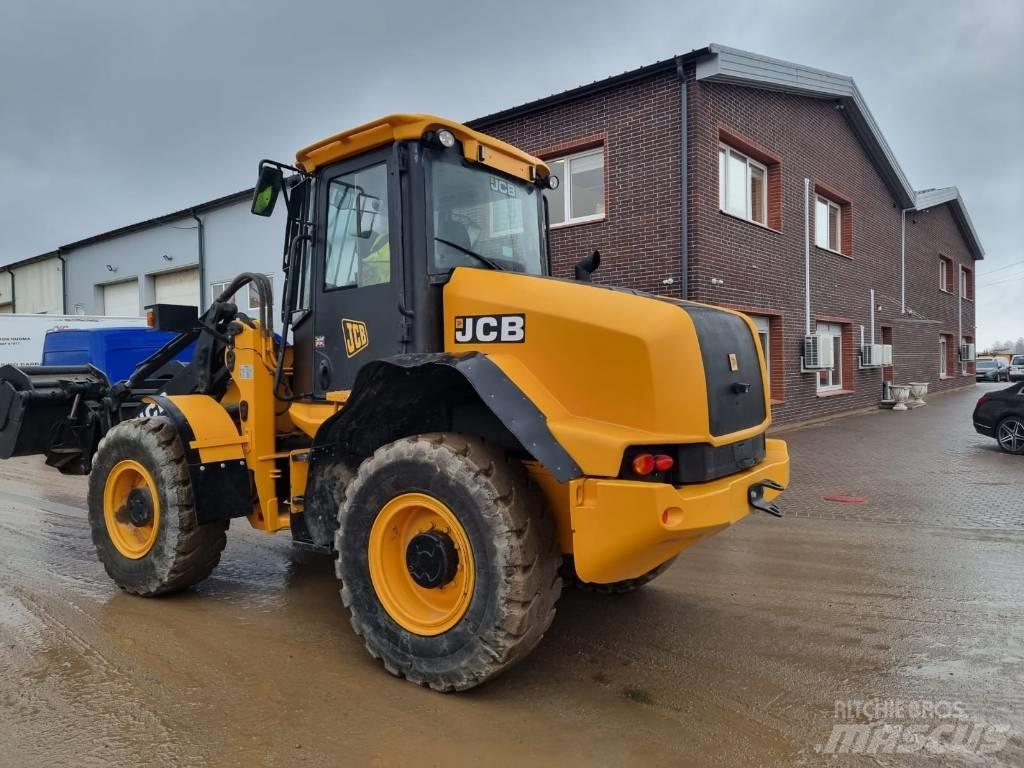 JCB 411 + 4 Chargeuse sur pneus