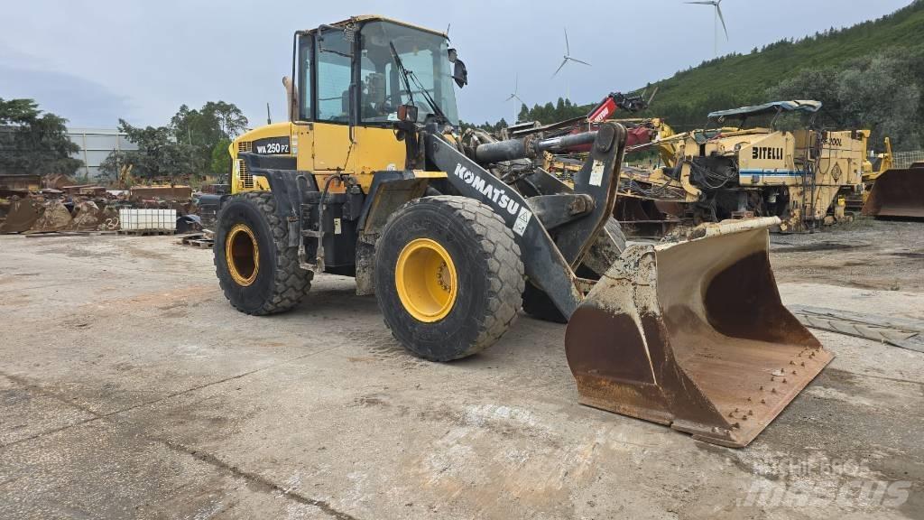 Komatsu WA 250 Chargeuse sur pneus