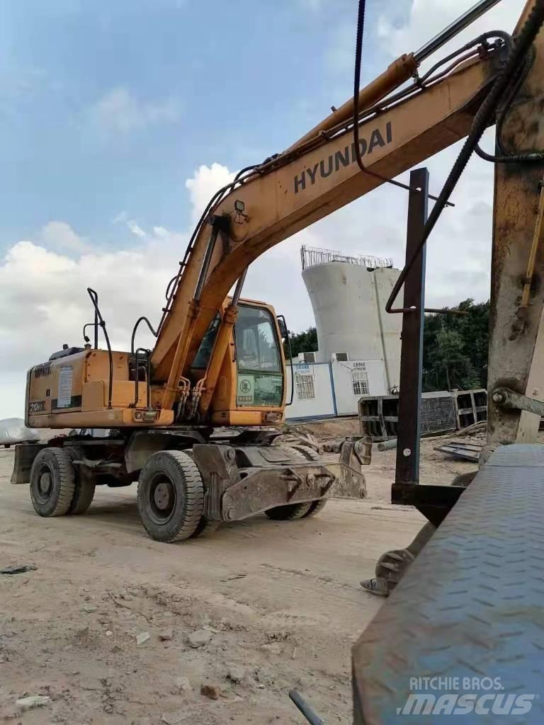 Hyundai 210W Pelle sur pneus