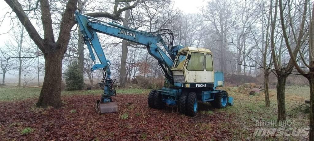 Fuchs F 712 Pelle sur pneus
