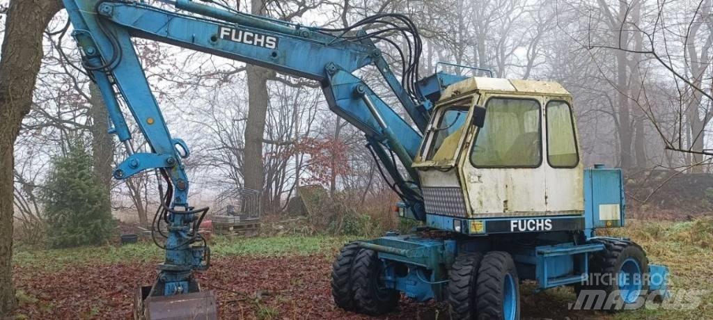 Fuchs F 712 Pelle sur pneus
