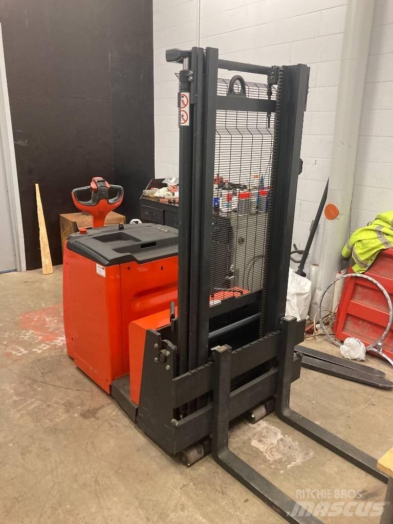 Linde L12AC Gerbeur accompagnant
