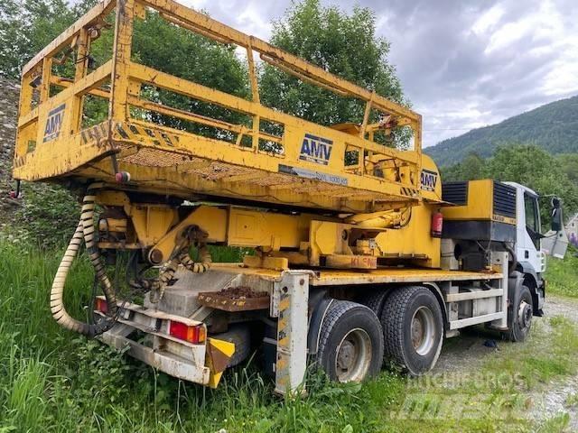 Iveco TRAKKER Camion plateau ridelle avec grue