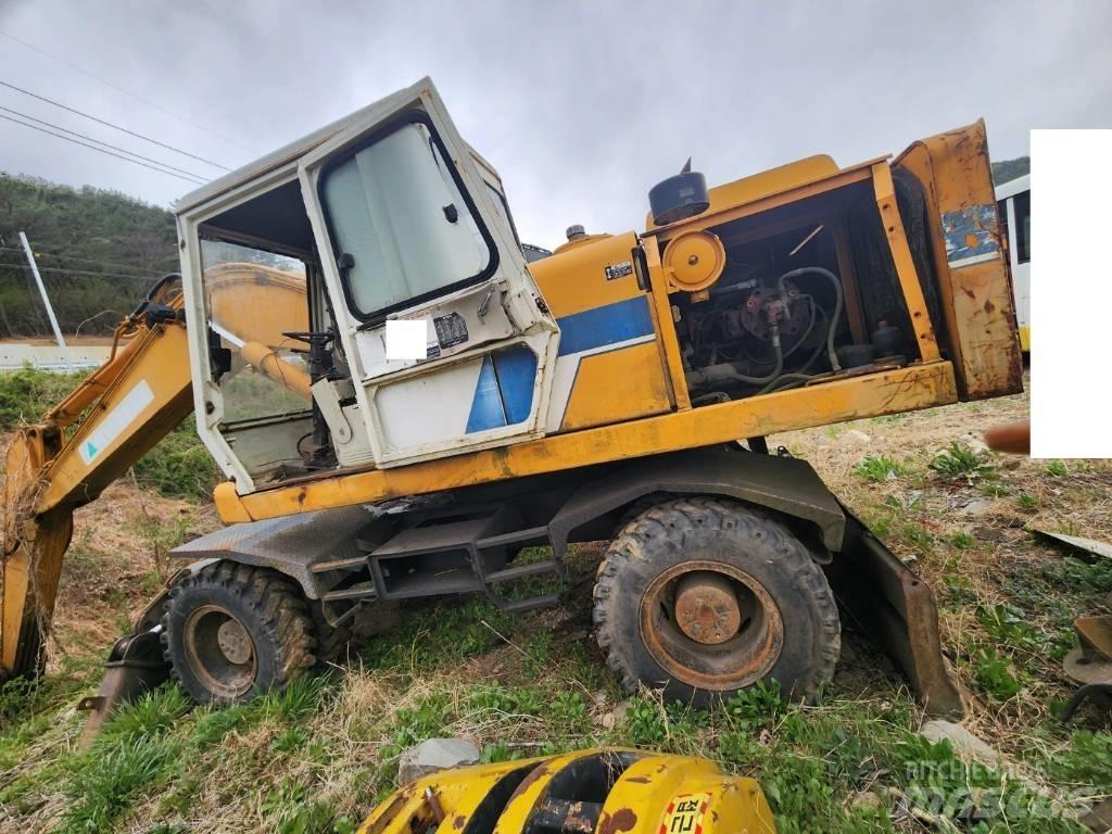 Hyundai ROBEX 2000W Pelle sur pneus