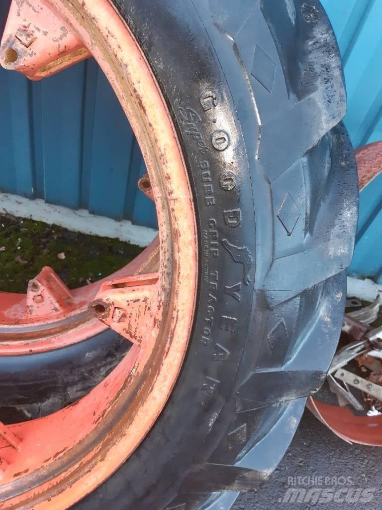 Goodyear 12.4-36 Pneus, roues et jantes
