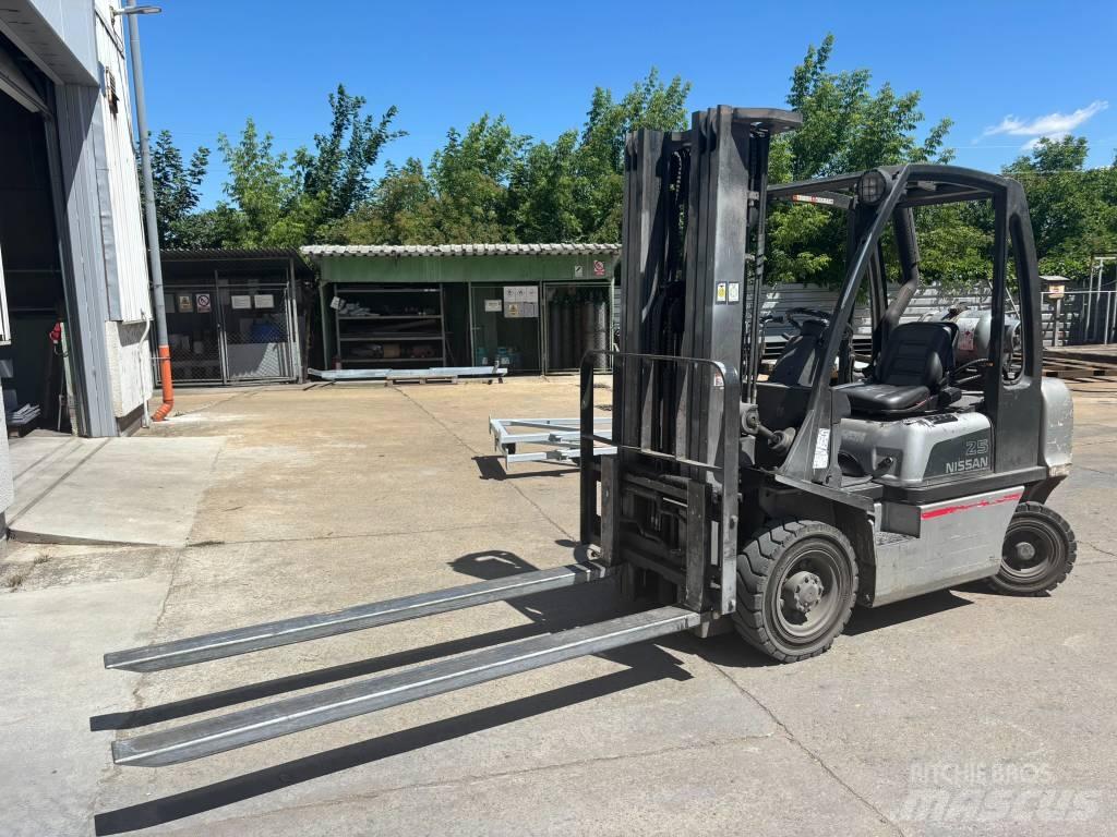 Nissan UD02A25PQ Chariots GPL