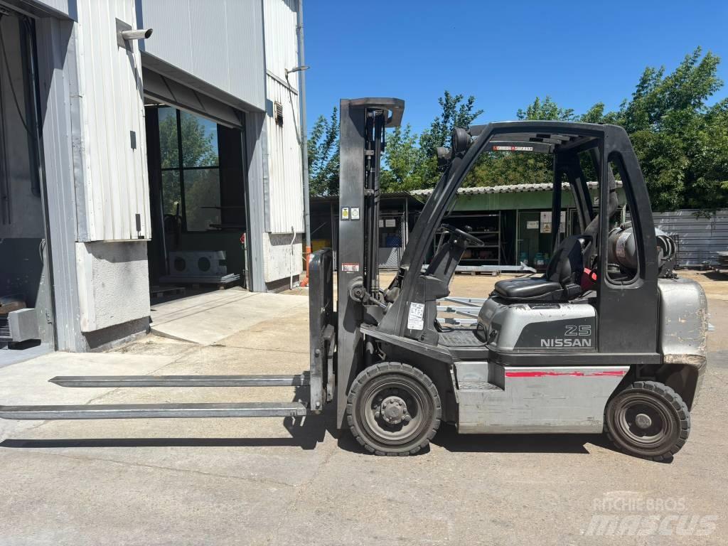Nissan UD02A25PQ Chariots GPL