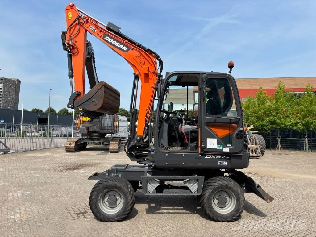 Doosan DX 57 Pelle sur pneus