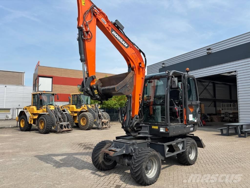 Doosan DX 57 Pelle sur pneus