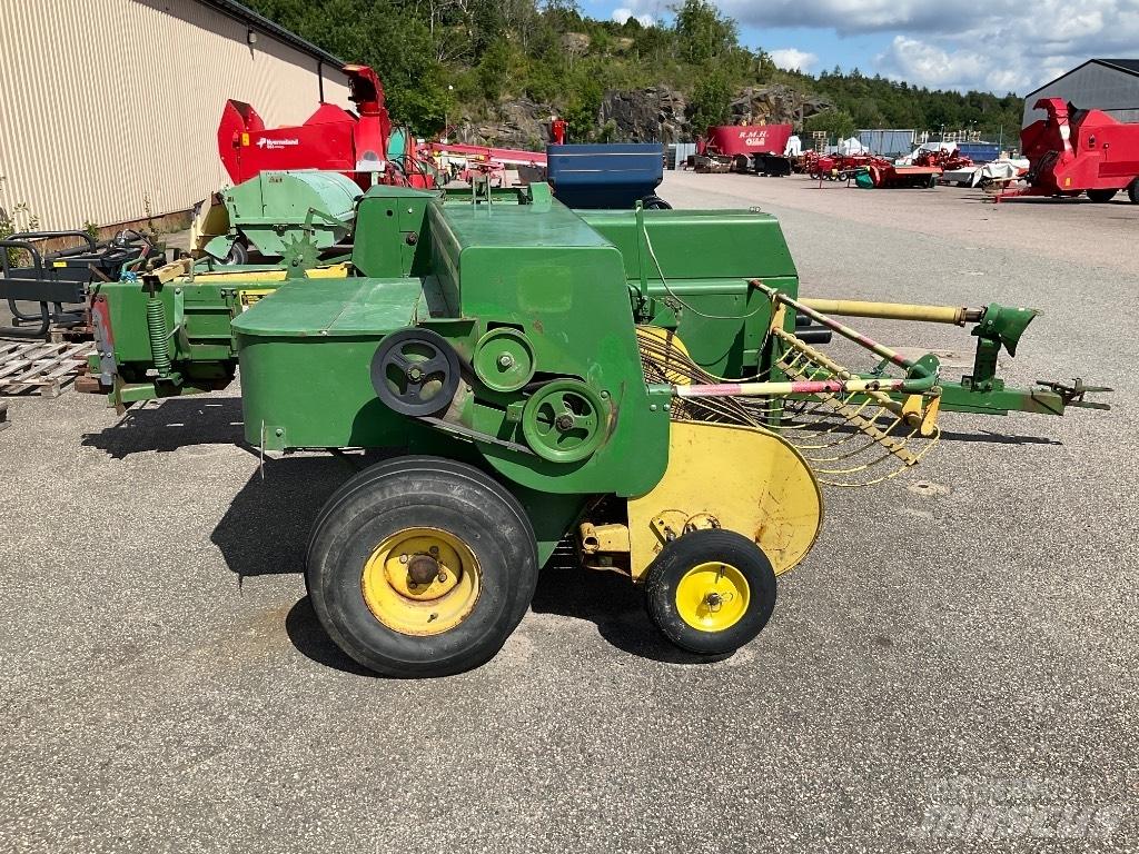 John Deere 440 Presse cubique