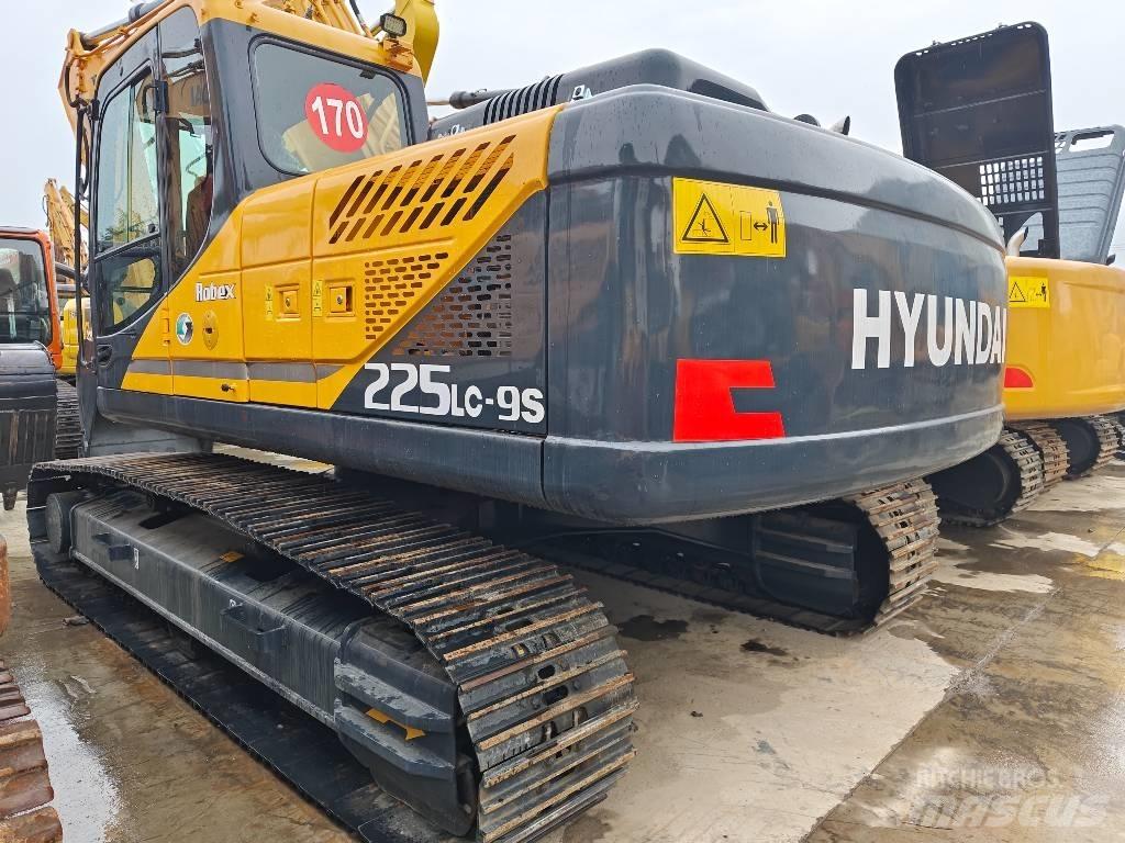 Hyundai R225LC-9S Pelle sur chenilles